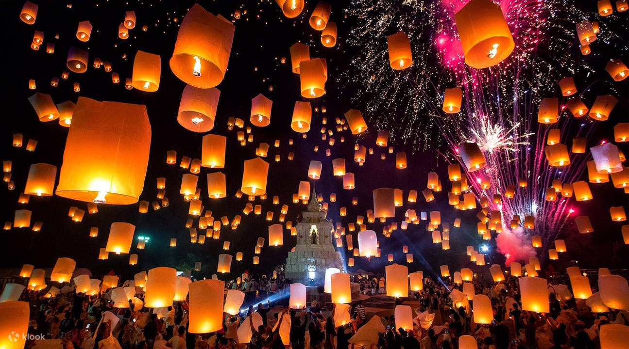 Thousands of lanterns released at the CAD Khomloy mass release, Chiang Mai